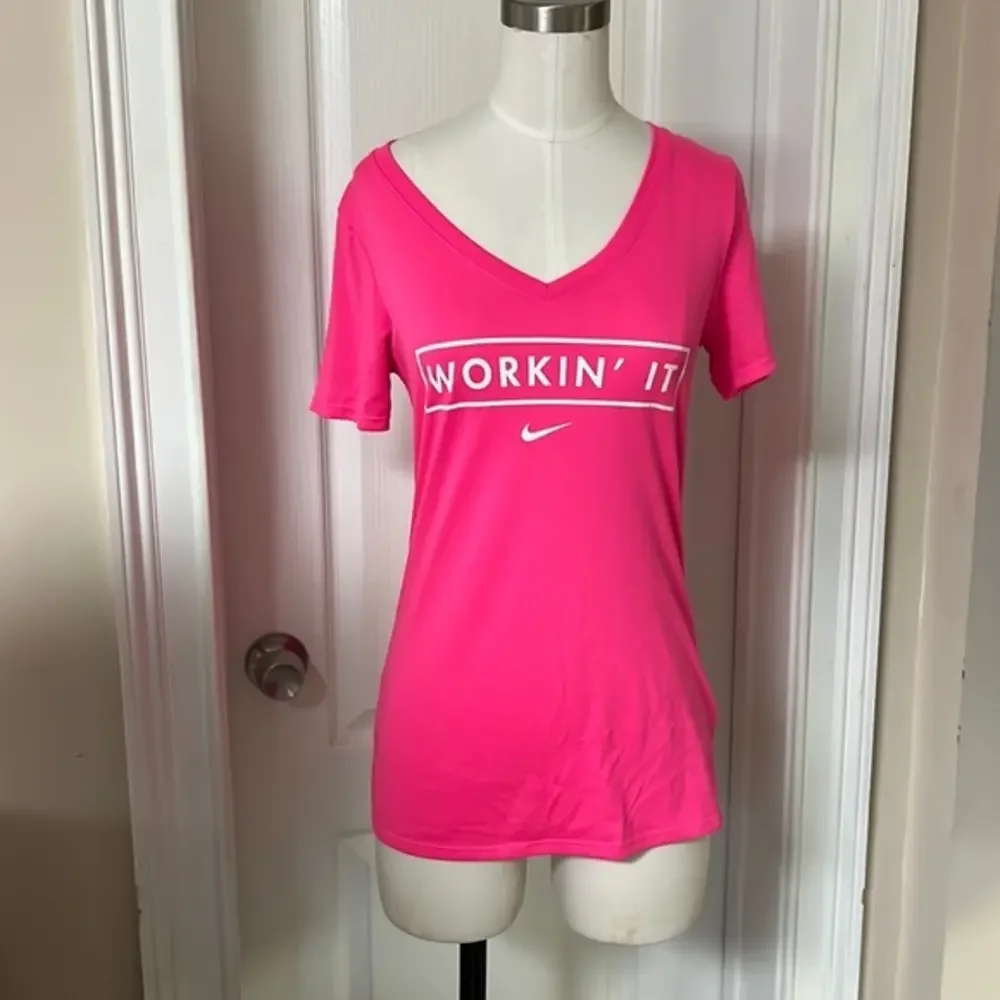 Woman's‎ Nike T-shirt